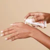 pression de crème visage bio Cultiv sur la peau pression de crème visage bio Cultiv sur la peau
