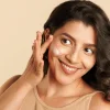 femme utilisant la crème hydratante bio cultiv femme utilisant la crème hydratante bio cultiv