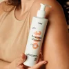 lait corps certifié bio cultiv dans les mains d'une femme lait corps certifié bio cultiv dans les mains d'une femme
