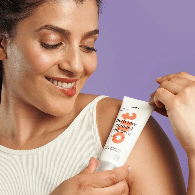 Masque 2 en 1 certifié bio Cultiv dans les mains d'une femme Masque 2 en 1 certifié bio Cultiv dans les mains d'une femme