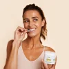 femme mangeant un gummie fermeté BIO femme mangeant un gummie fermeté BIO