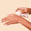 pression de crème visage bio Cultiv sur la peau pression de crème visage bio Cultiv sur la peau