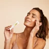 Contour des yeux et lèvres lissant dans les mains d'une femme Contour des yeux et lèvres lissant dans les mains d'une femme