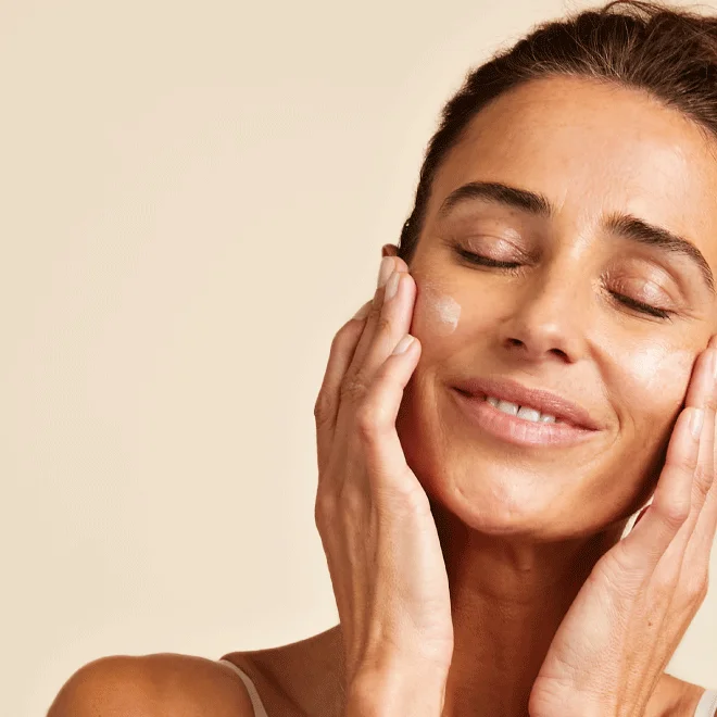 Application de la crème repulpante BIO sur une femme Application de la crème repulpante BIO sur une femme