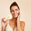 Crème repulpante BIO dans les mains d'une femme Crème repulpante BIO dans les mains d'une femme