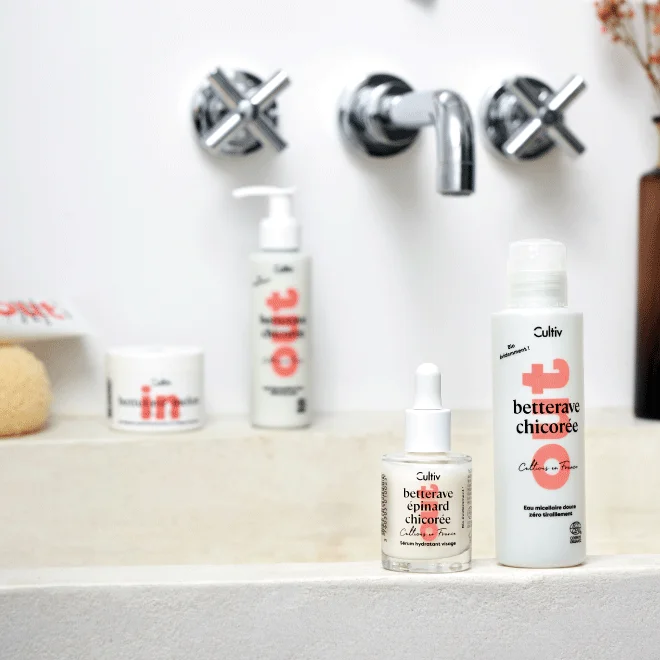 Eau micellaire certifiée bio Cultiv dans une salle de bain Eau micellaire certifiée bio Cultiv dans une salle de bain