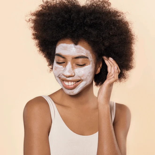 Femme portant le masque 2 en 1 certifié bio Cultiv Femme portant le masque 2 en 1 certifié bio Cultiv