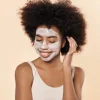 Femme portant le masque 2 en 1 certifié bio Cultiv Femme portant le masque 2 en 1 certifié bio Cultiv
